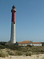 le phare de la Coubre est à 20 kilomètres au sud de Marennes.