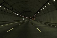 画像左 : 扁平大断面トンネルの三岳山トンネル（工事中名称は浜松トンネル）。TBMで掘削された[333]。画像右 : 同じくTBMで掘削された粟ヶ岳トンネル（工事中名称は金谷トンネル）[333]。どちらのトンネルも路肩を含めればほぼ4車線分にもなる巨大な断面である[334]。