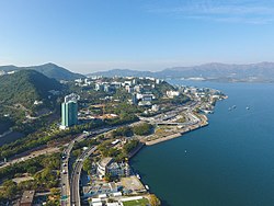 马料水一带，图中左方是香港中文大学，右方近海建筑群为香港科学园
