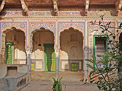 Mandawa ainsi que la région du Shekhawati sont connues pour leurs havelî, des demeures de riches marchands recouvertes de fresques.