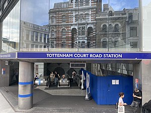托登罕宮路站東入口（2022年8月）