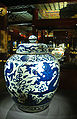 Vase bleu et blanc, avec décor de dragons et nuages, période Jiajing, Dynastie Ming, (1521-1567), Pékin.