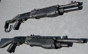 兩把霰彈槍，上方一把具有折疊槍托而底部一把具有固定式槍托