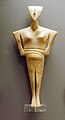 Statuette féminine aux bras croisés. Marbre. Cycladique récent, v. 2500. Musée national archéologique d'Athènes
