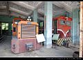 靜態展示於臺糖高雄廠車庫內的溪州牌內燃機車（右）和德馬A。