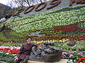 王秀杞先生攝於台灣台北市陽明山公園2009年花季展銅雕作品牧牛、牧童與農夫老翁旁