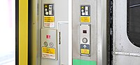 乗客用開閉スイッチの例。 JR北海道731系電車（内・外）