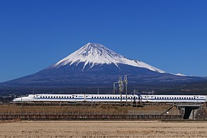 富士山と走行中のN700系電車 （三島駅 - 新富士駅間）