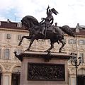 「青銅馬」─埃馬努埃萊騎馬的雕像，位於都靈的紀念碑