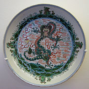 Plat. Porcelaine Jingdezhen polychrome wucai. Dragons, rochers et nuages. Règne Chongzhen, 1618-1644. Musée Guimet