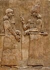 薩爾貢二世和一位政要的浮雕，亞述杜爾舍魯金，公元前716–713年