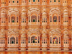 Le Palais du Hawa Mahal et la ville de Jaipur sont en cours de classement au patrimoine mondial de l'Humanité.