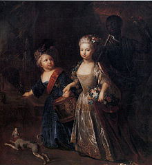 Portrait de deux enfants vêtus luxueusement comme des adultes ; un petit chien court devant eux.