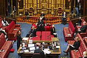 議場内の様子。貴族院議長（ファウラー男爵）が中央でウールサック（英語版）（赤いクッション席）に腰かけている。議長の後方には貴族院のメイスが置かれている。ウールサックは2009年まで大法官専用の席だった。 なお、議長の前方に、裁判官2名が法服貴族用のウールサックに腰かけているのも確認できる。