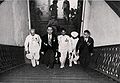曼努埃爾·奎松總統走在主樓梯上