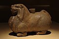 Chandelier de céladon en forme de lion accroupi, de la période des Trois Royaumes (220 à 265) ; provient du royaume de Wu de l'est