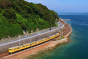 瀬戸内海沿岸を走行する115系の普通列車 （2022年10月 神代駅 - 大畠駅間）