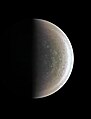 從 24,600 km（15,300 mi）由JunoCam看木星（2016年12月11日）。