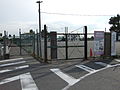浜甲子園駅跡（浜手に向かって撮影）。現在は臨時駐車場。左端ガードレール横の門扉の部分が線路跡。
