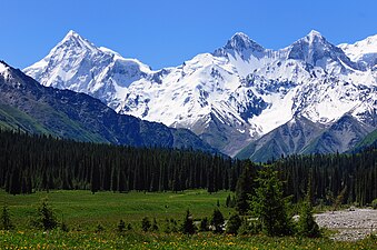 天山山脉是世界上最大的独立纬向山系，新疆著名的旅游胜地。图为木扎尔特达坂