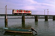 廃止された海線の矢作古川橋梁を渡るキハ30形気動車。（2003年撮影）