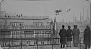 L’avion de Jules Védrine se pose sur le toit des Galeries Lafayette.