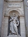 Statue de Saint Alexandre dans une niche en cul de four