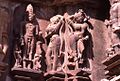 Khajuraho, temple de Chitragupta. Apsara dans la pose à "triple flexion canonique" (tribhanga)