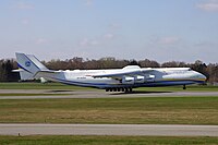 2010年4月，從德國漢堡機場起飛的安-225，當時其機身塗裝已改為民用版樣式。