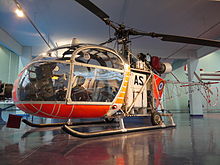 Photographie d'un petit hélicoptère exposé en musée offrant deux places.