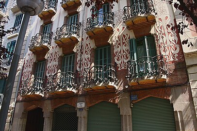 Sgraffites bicolores (1909) sur la façade de la Casa Joan Baptista Rubinat, (Barcelone).