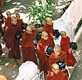 曼德勒阿玛拉普拉的寺院僧侶托缽出行