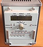 为录音设置时间戳的电波时计，将在回放时显示。该设备接收东德和西德授时台（英语：DCF77）的时间讯号，即使东德台停止发射，时钟仍会继续工作。
