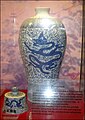Vase Ming bleu et blanc exposé dans un musée entre Pékin et Badaling .