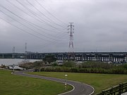 介于双北市之间，横越淡水河的淡水河桥。