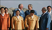 韓國釜山APEC峰會上着周衣的各國元首