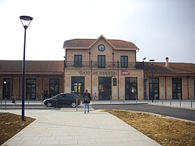 Photo de la façade de la gare de Verdun, par temps ensoleillé.