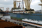 TEMU1000型電聯車於基隆港吊運下船（2006年12月17日）