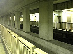 有楽町線 豊洲駅ホーム中央部分。開業当初は線路が敷設されていなかった（現況については駅項目を参照）。