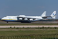 2020年4月，在天津濱海國際機場等待起飛的安-225。