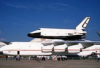 1989年6月，參加巴黎國際航空太空展並搭載著暴風雪號航天飛機的安-225運輸機。