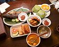 印尼巽他料理，包括Ikan bakar（烤魚）、Nasi timbel（蕉葉包飯）、Ayam goreng（炸雞）、Sambal（辣椒醬）、Tempe goreng（炸天貝）、Tahu goreng（炸豆腐）以及Sayur asem（酸味蔬菜湯），加了萊姆的水是用來洗手的，叫做Kobokan