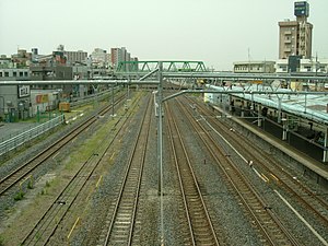 京浜東北線蕨駅付近。最も左の線路が東北貨物線下り線、左から3本目が東北貨物線上り線。