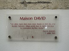 Photographie d'une plaque commémorative rappelant la communion de Francis Jammes à La Bastide-Clairence, en 1905.