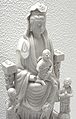 Guanyin (Bodhisattva de la Compassion) avec des enfants ; statuette « blanc de Chine » de Dehua
