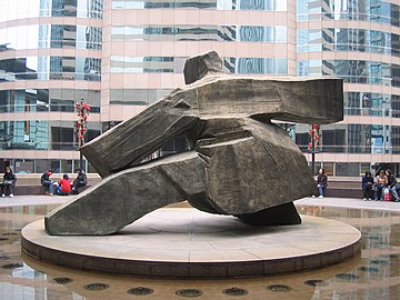 安放於香港交易廣場內的「太極系列」雕塑作品