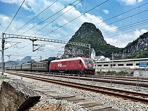 T25次列车进入二塘站（2017年7月）
