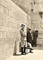 Policier britannique à côté du mur (1934).