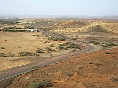 Route séparant en deux un paysage désertique.