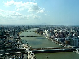 流經新潟市中心的信濃川河段（攝於2012年3月27日）